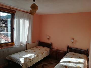 Фото номера Двухместный номер с 2 отдельными кроватями Гостевой дом Guest House Terziiski г. Копривштица 3