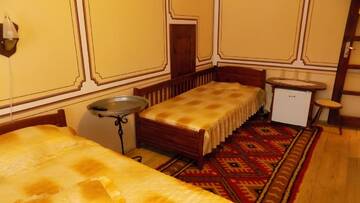 Фото номера Трехместный номер с балконом Гостевой дом Dona Guest House - Horse Riding г. Копривштица 4