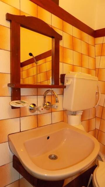Фото номера Трехместный номер с балконом Гостевой дом Dona Guest House - Horse Riding г. Копривштица 2