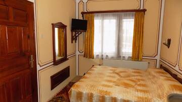 Фото номера Трехместный номер с балконом Гостевой дом Dona Guest House - Horse Riding г. Копривштица 3