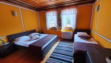 Фото номера Трехместный номер с видом на город Гостевой дом Guest rooms Colorit г. Копривштица 3