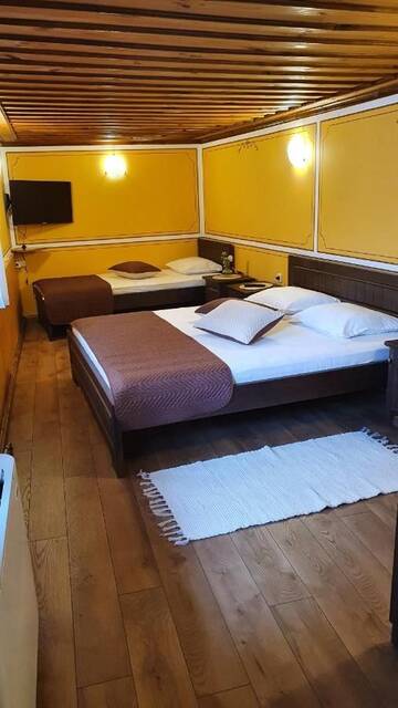 Фото номера Классический трехместный номер Гостевой дом Guest rooms Colorit г. Копривштица 4
