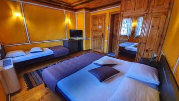 Фото номера Трехместный номер с видом на город Гостевой дом Guest rooms Colorit г. Копривштица 5