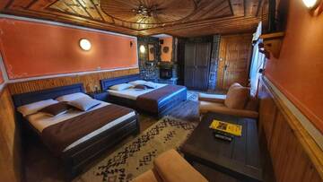 Фото номера Роскошный четырехместный номер Гостевой дом Guest rooms Colorit г. Копривштица 5