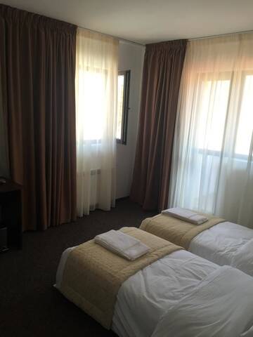 Фото номера Бюджетный трехместный номер Отель Park Hotel Eagle Stone г. Копривштица 3