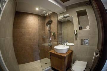 Фото номера Дом с 4 спальнями Дома для отпуска Red House г. Копривштица 16