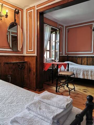 Фото номера Трехместный номер с собственной ванной комнатой Гостевой дом Hadji Neikovi Guest Houses г. Копривштица 4