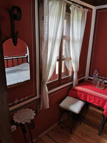 Фото номера Трехместный номер с собственной ванной комнатой Гостевой дом Hadji Neikovi Guest Houses г. Копривштица 8